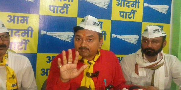 आप पार्टी गांव-गांव स्कूलों में चलाएगा हस्ताक्षर अभियान, स्कूलों के दरवाजों पर बांधा जाएगा रक्षा सूत्र :अनुराग मिश्रा