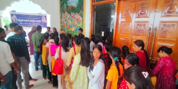 श्री राधा- कृष्ण मंदिर में श्रद्धालुओं ने किया प्रसाद ग्रहण