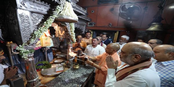 केन्द्रीय गृ​ह मंत्री पहुंचे काशी, बाबा कालभैरव के दर्शन कर मध्य क्षेत्रीय परिषद की बैठक की ली अनुमति