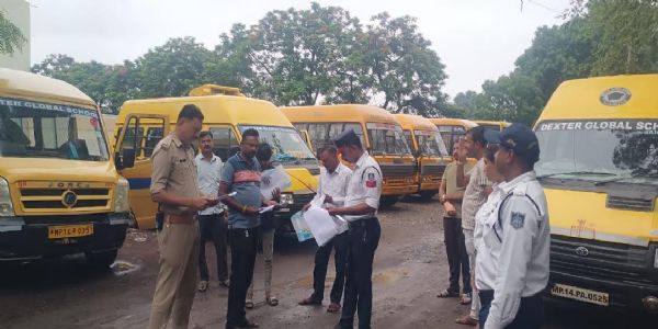 मंदसौरः स्कूल बसों की चेकिंग शुरू, यातायात पुलिस ने एक का काटा चालान