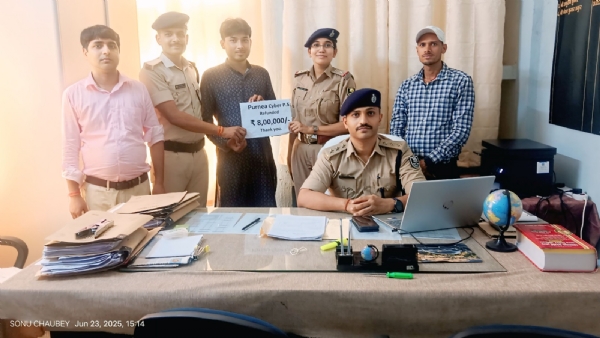 साइबर ठगी के आठ लाख रुपये प्रदान करते हुए साइबर ठगी के आठ लाख रुपये प्रदान करते हुए