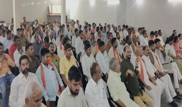 कार्यक्रम में उपस्थित लोग। कार्यक्रम में उपस्थित लोग।