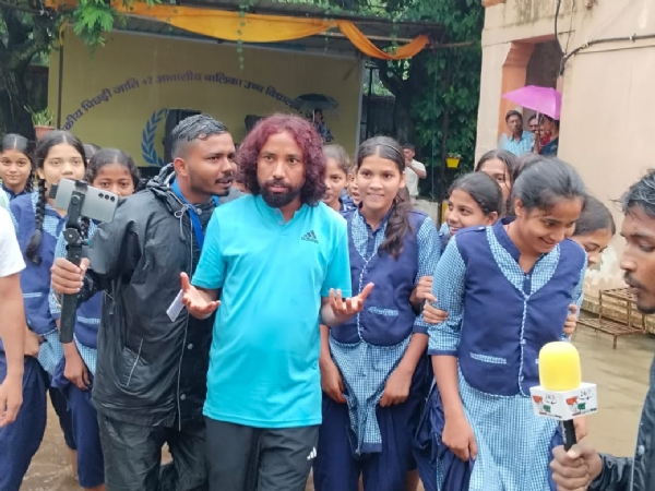 निरीक्षण करते देवेंद्र महतो निरीक्षण करते देवेंद्र महतो