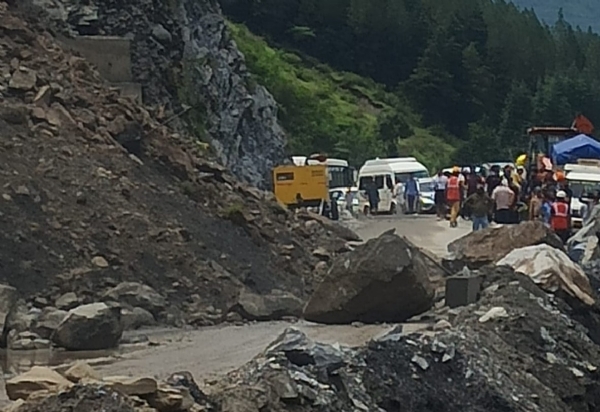 भनेरपानी में हाइवे बाधित। भनेरपानी में हाइवे बाधित।