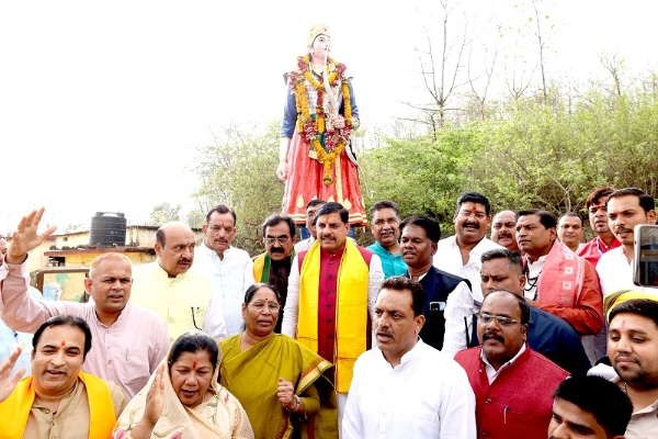 रानी दुर्गावती की समाधि स्थल पहुँचे मुख्यमंत्री
