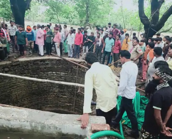 घटनास्थल पर जुटी ग्रामीणों की भीड़