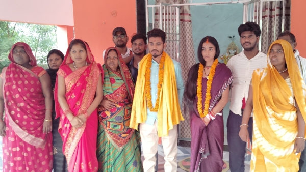 चुनार कोतवाली परिसर स्थित राधा कृष्ण मंदिर पर घर भागे प्रेमी युगल की कराई गई शादी