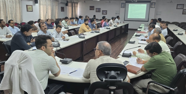 बैठक में अधीनस्थों को निर्देशित करते जिलाधिकारी