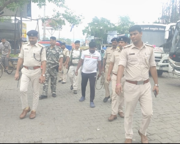 इनामी अपराधी को पुलिस ने पैदल मार्च करते हुए