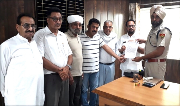डीएसपी को ज्ञापन सौंपता शिष्टमंडल।