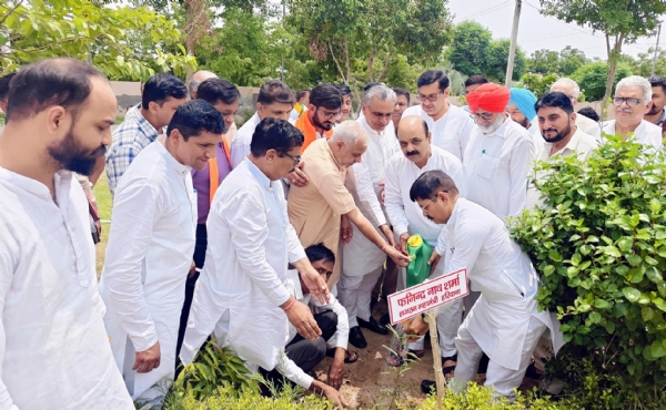 फतेहाबाद। जिला कार्यालय में पौधारोपण करते भाजपा के प्रदेश संगठन मंत्री फणींद्रनाथ शर्मा।