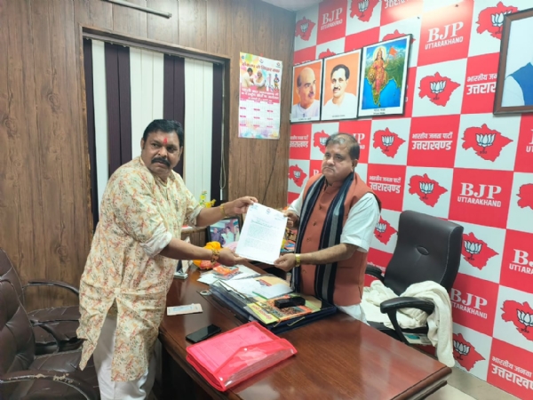 भाजपा के पूर्व विधायक सुरेश राठौर भाजपा प्रदेश अध्यक्ष को अपना जवाब सौंपते।