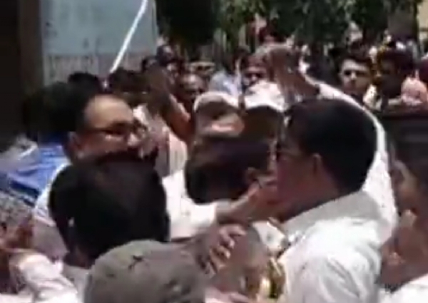 सदर तहसील में धक्का मुक्की करते राजस्व निरीक्षक और अधिवक्ता। सदर तहसील में धक्का मुक्की करते राजस्व निरीक्षक और अधिवक्ता।