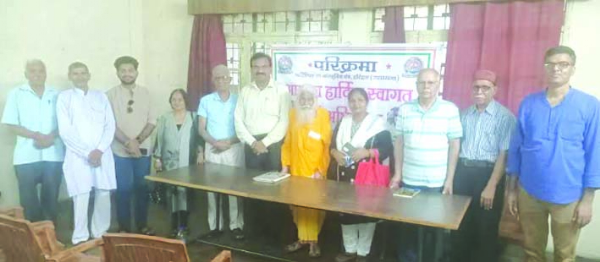 काव्य गोष्ठी के दौरान कविगण