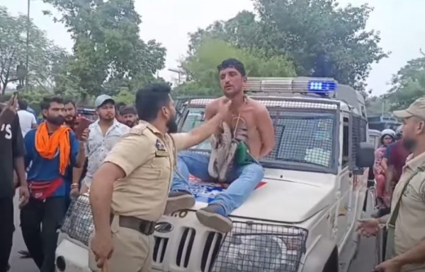 जम्मू में कुख्यात अपराधी को जूतों की माला पहनाकर सड़कों पर घुमाया गया
