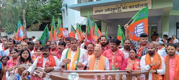 भाजपा नेता  प्रदर्शन करते हुए