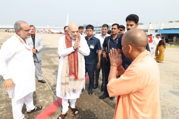 बाबतपुर एयरपोर्ट पर गृहमंत्री को विदा करते मुख्यमंत्री