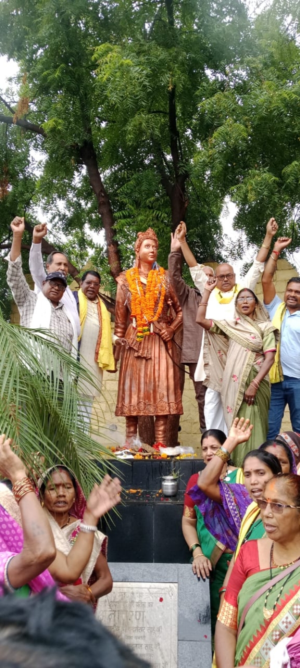 रानी दुर्गावती का जयकारा लगाते हुए समाजजन।