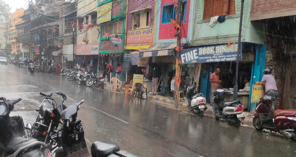 मंगलवार को मुरादाबाद महानगर में कोर्ट रोड पर होती बारिश