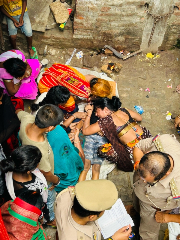 रोते बिलखते परिजन