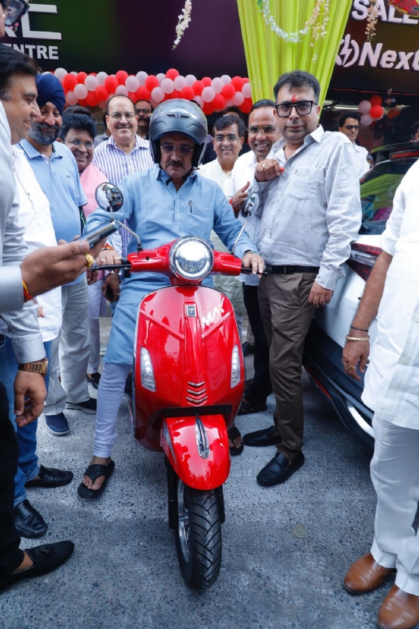 इलेक्ट्रिक टू-व्हीलर कंपनी प्योर ईवी  के  नए शोरूम की शुरुआत  के दौरान स्कूटी चलाते वीरेन्द्र सचदेवा