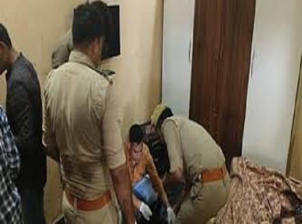 घटना की जांच करती पुलिस टीम