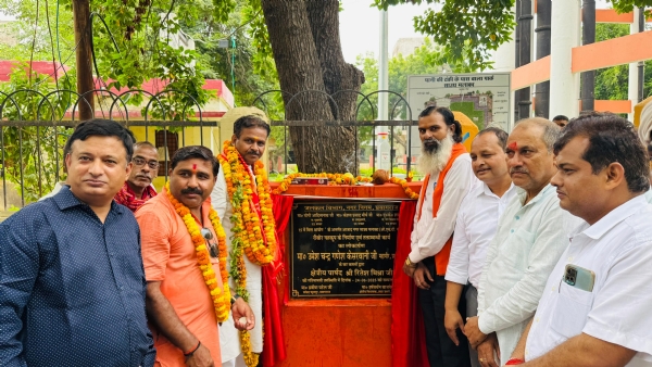 रिबोर हुए नलकूप का लोकार्पण करते हुए महापौर गणेश केसरवानी एवं स्थानीय नागरिकों का छाया चित्र