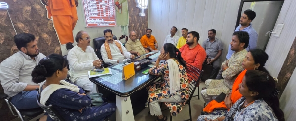 बैठक कर।जानकारी देते जिलाध्यक्ष अनिल दीक्षित