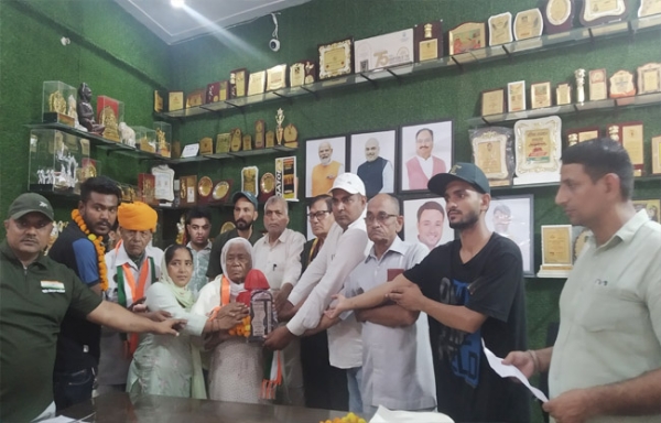 सोनीपत: वर्ष 1962 युद्ध में शहीद के परिजनों को सम्मानित करते आजाद सिंह
