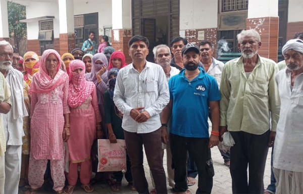 सोनीपत: जिला पार्षद संजय बड़वासनिया ग्रामीणों के साथ