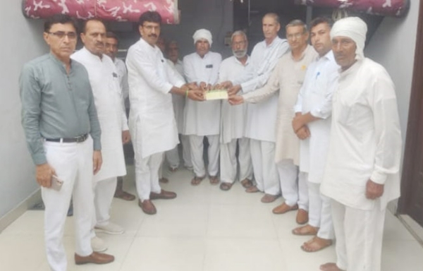 सोनीपत: जननायक जनता पार्टी जिला अध्यक्ष अशोक सरोहा लोगों को सदस्यता पार्टी की दिलाते हुए सोनीपत: जननायक जनता पार्टी जिला अध्यक्ष अशोक सरोहा लोगों को सदस्यता पार्टी की दिलाते हुए