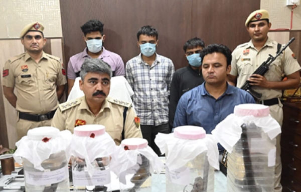 सोनीपत: पत्रकार  वार्ता में डीएसपी रविंदर सिंह जानकारी देते हुए