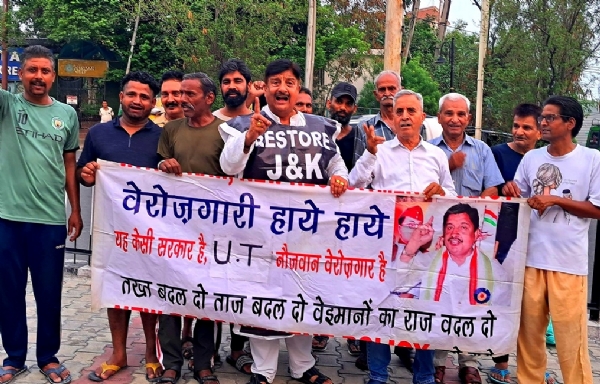 उर्दू अनिवार्यता और बेरोजगारी के खिलाफ निकाला जोरदार विरोध मार्च