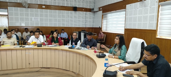 पौड़ी में सेक्टर एवं जोनल अधिकारियों की समीक्षा बैठक लेती जिला निर्वाचन अधिकारी