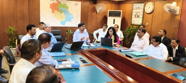 गुरुग्राम नगर निगम में बल्क वेस्ट जनरेटर्स के साथ बैठक करते अतिरिक्त निगमायुक्त यश जालुका।