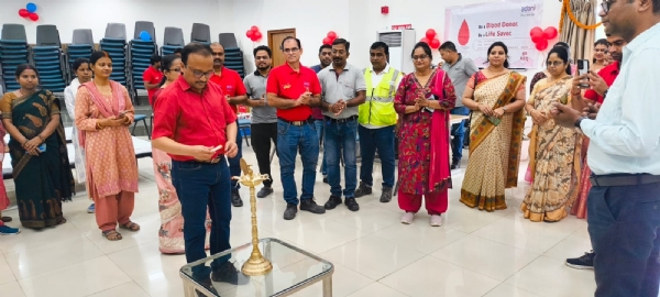 रक्तदान शिविर में उपस्थित लोग रक्तदान शिविर में उपस्थित लोग