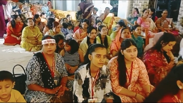 कार्यक्रम में भाग लेते श्रद्धालु