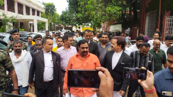 कोर्ट से पेशी कर निकलते मंत्री संजय यादव कोर्ट से पेशी कर निकलते मंत्री संजय यादव