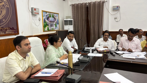 कलेक्ट्रेट सभागार में जिलाधिकारी प्रियंका निरंजन मुख्यमंत्री डैशबोर्ड समीक्षा बैठक करती।