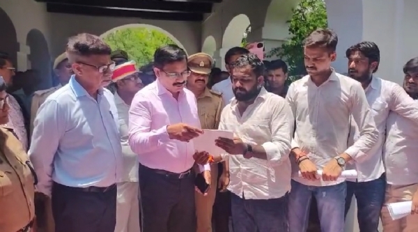 जिलाधिकारी से संवाद करते कार्यकता