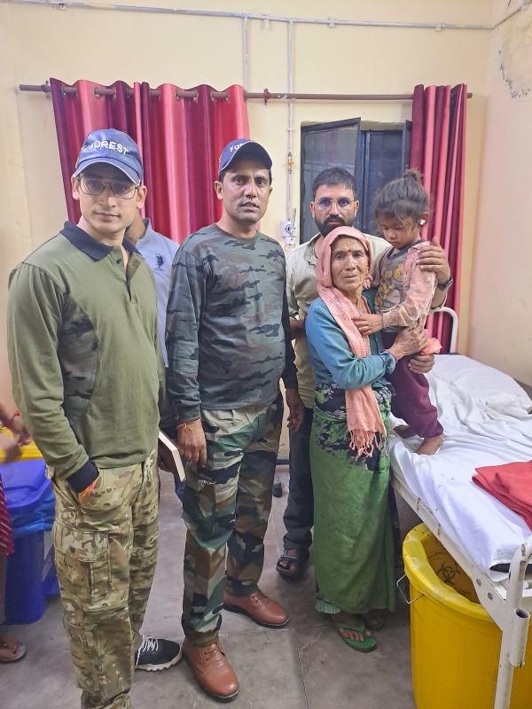 फोटो कैप्शन-25 एनटीएच 22-घायल बच्चे के साथ सीएचसी चौण्ड में ग्रामीण व परिजन