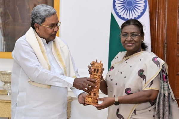 कर्नाटक के मुख्यमंत्री सिद्धारमैया मंगलवार को राष्ट्रपति द्रौपदी मुर्मु से मुलाकात के दौरान