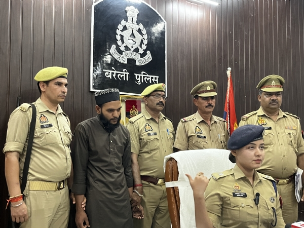 प्रेस वार्ता के दौरान आरोपी को पेस कराती एसपी साउथ व इंस्पेक्टर राधेश्याम