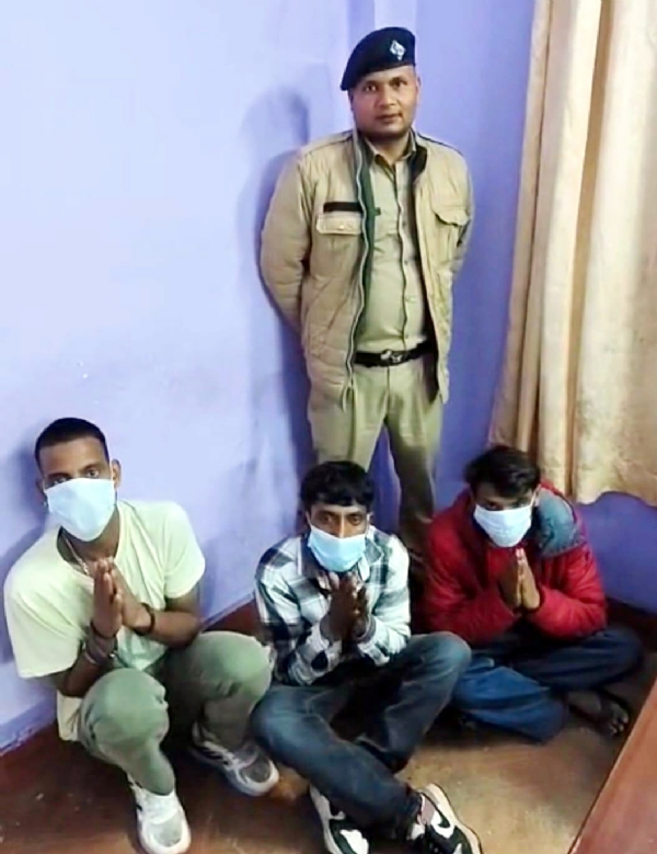 पुलिस की हिरासत में आरोपित युवक।