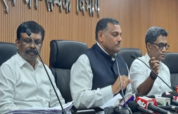 कैबिनेट बैठक की जानकारी देते मुख्य सचिव अमृत लाल मीना