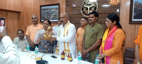 प्रयागराज में मीडिया से वार्ता करते हुए गो सेवा आयोग के सदस्य रमाकान्त एवं अन्य पदाधिकारियों का छाया चित्र