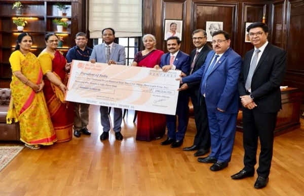 वित्‍त मंत्री को लाभांश का चेक सौंपते बीओबी के सीईओ देबदत्त चंद