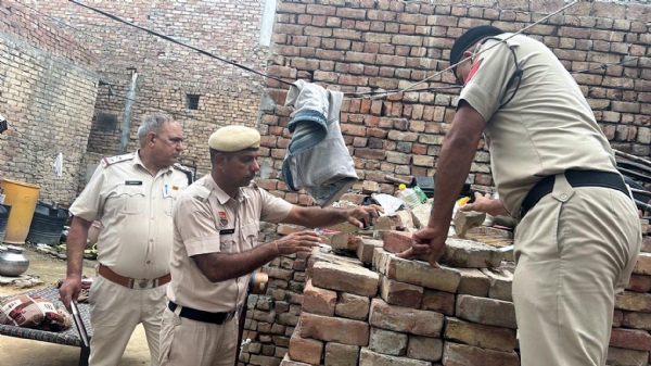 फतेहाबाद। ऑपरेशन आक्रमण के तहत अपराधियों की धरपकड़ में जुटी पुलिस टीमें।