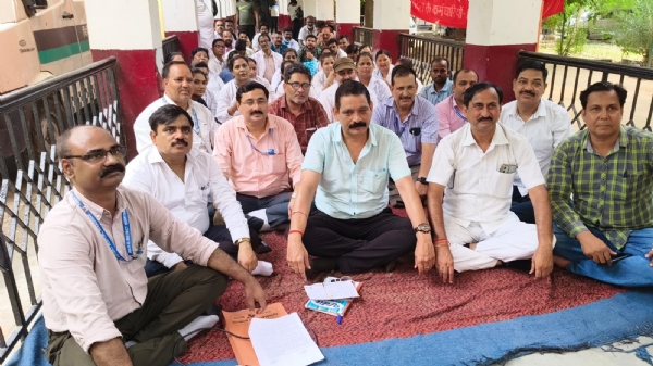 जिला अस्पताल परिसर में धरना देते कर्मचारी-शिक्षक संयुक्त मोर्चा उत्तर प्रदेश के पदाधिकारी