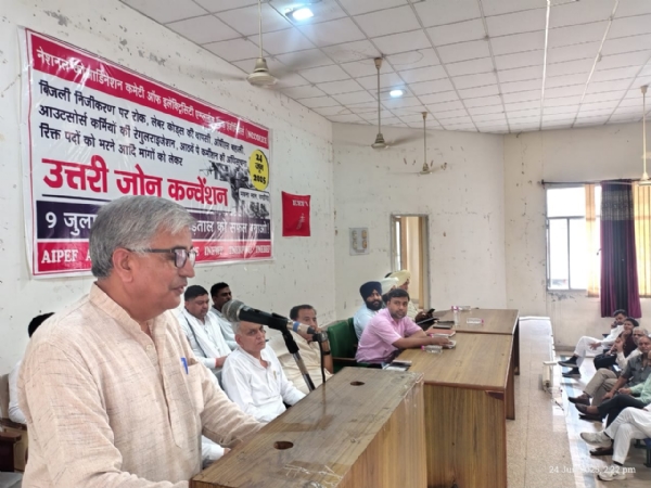 बिजली कर्मियों को संबोधित करते कर्मचारी नेता सुभाष लांबा